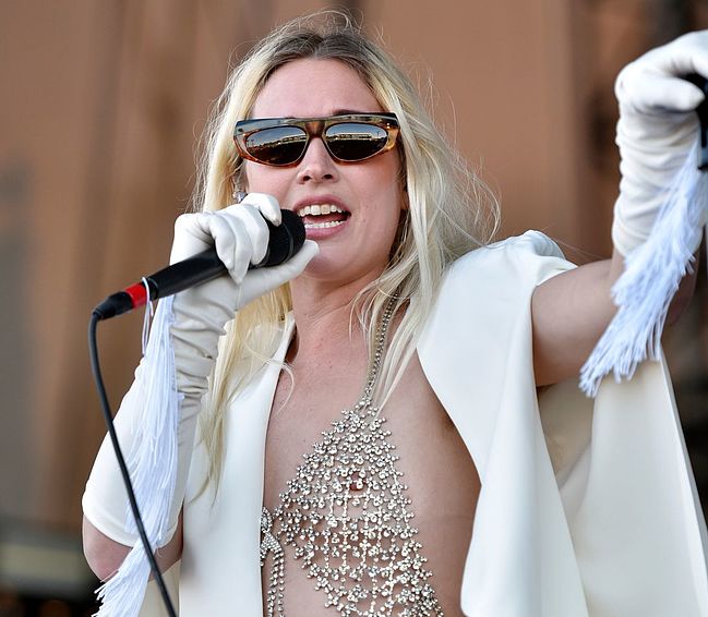 Natalie Bergman nude