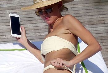 Miley Cyrus & Kaitlynn Carter nude