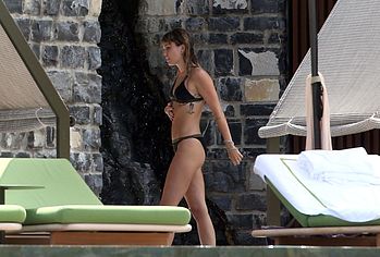 Miley Cyrus & Kaitlynn Carter nude