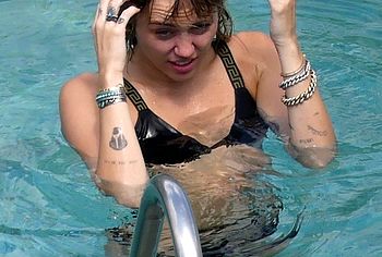 Miley Cyrus & Kaitlynn Carter nude