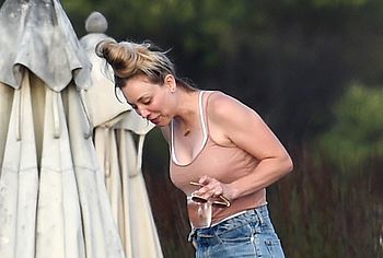 Kaley Cuoco nude