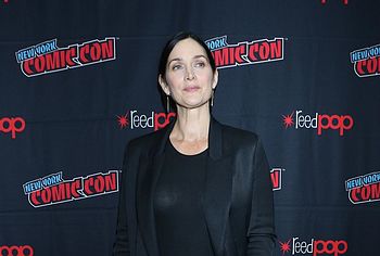 Carrie Anne Moss nude