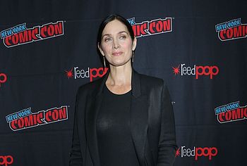 Carrie Anne Moss nude