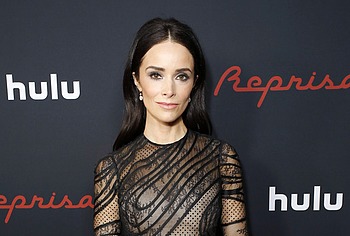 Abigail Spencer nude