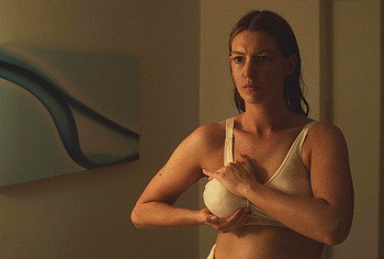anne hathaway naked