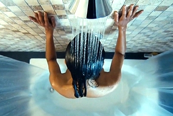 zoe saldana shower