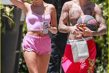 Hailey Bieber cameltoe