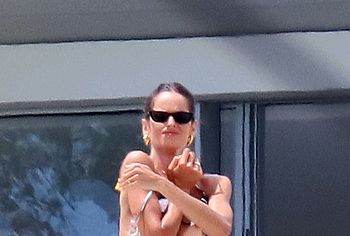 Izabel Goulart nude tits selfie