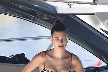 Hailey Rhode Bieber upskirt pussy oops