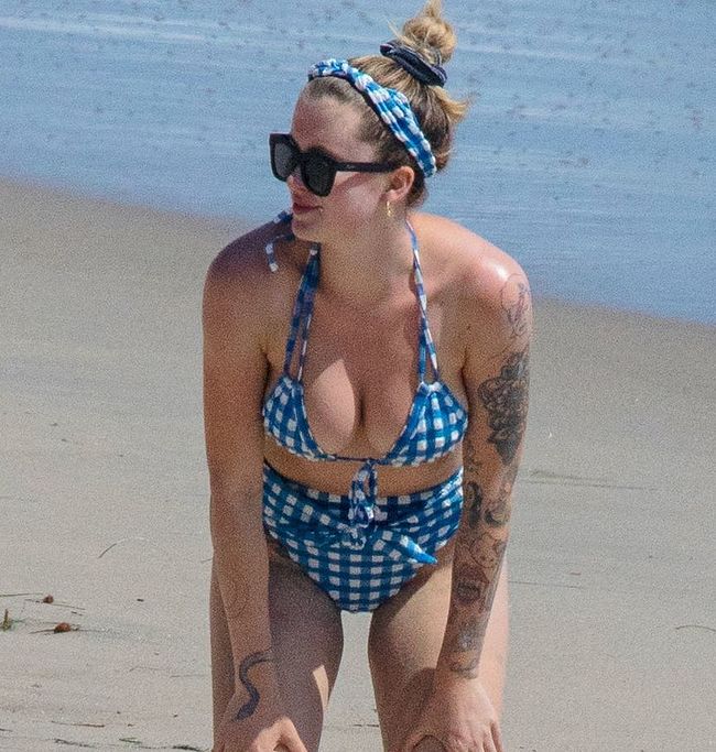 Ireland Baldwin topless tits