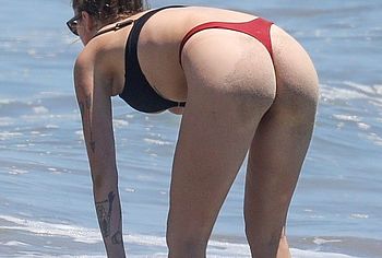 Ireland Baldwin ass