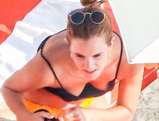 Emma Watson oops nipslip