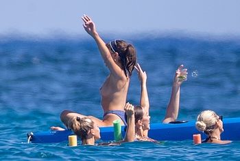 Olivia Culpo big tits photos