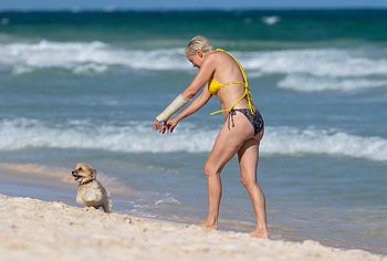 Rose McGowan ass shots