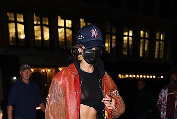 Bella Hadid nipslip
