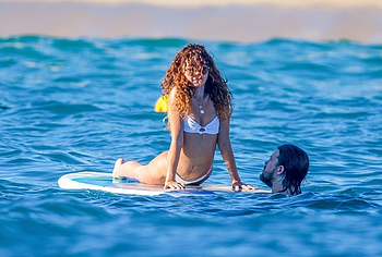 Sarah Hyland nipslips