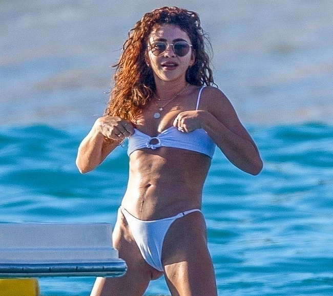 Sarah Hyland pussy shots