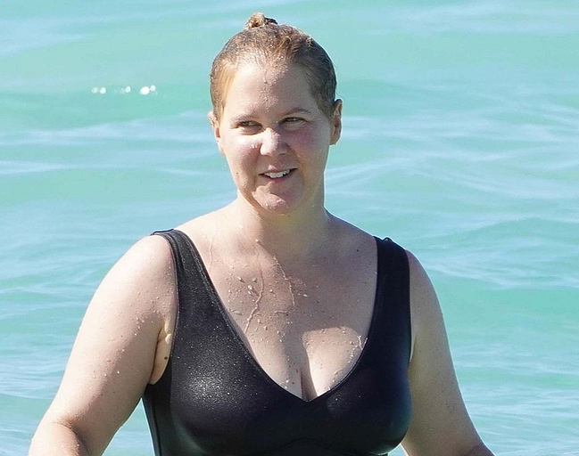 Amy Schumer topless photos