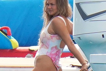 Chrissy Teigen ass