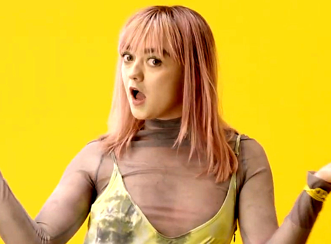 Maisie Williams nipslip