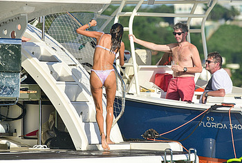 Alessandra Ambrosio ass