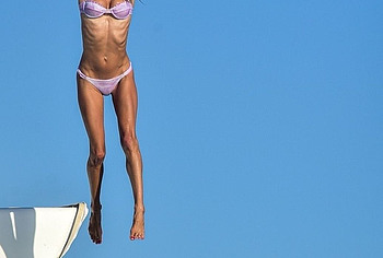 Alessandra Ambrosio cameltoe