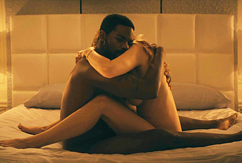 Heather Graham nude tits