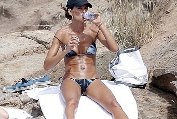 Izabel Goulart tanning