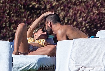 Jessie James Decker cameltoe