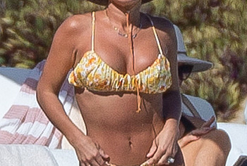 Jessie James Decker pussy beach photos