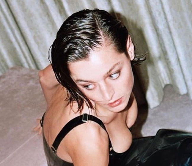 Emma Corrin nude photos