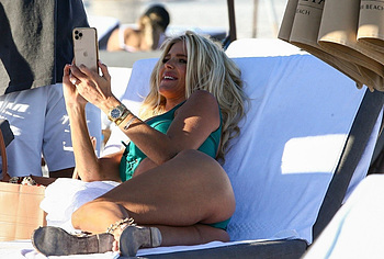 Victoria Silvstedt bikini beach