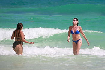 Luann de Lesseps beach photos