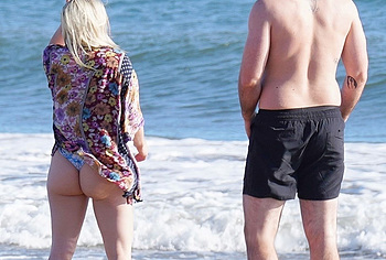 Ariel Winter beach pics