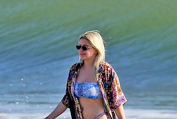 Ariel Winter sunbathes in bikini