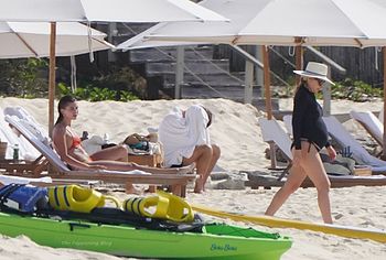 Hailey Baldwin paparazzi