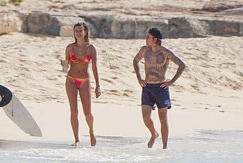 Hailey Bieber cameltoe photos