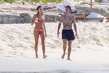 Hailey Bieber naked photos