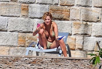 Rita Ora big tits pics