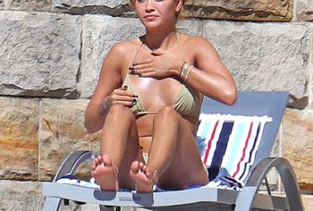 Rita Ora sexy bikini photos