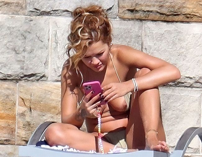 Rita Ora tits photos