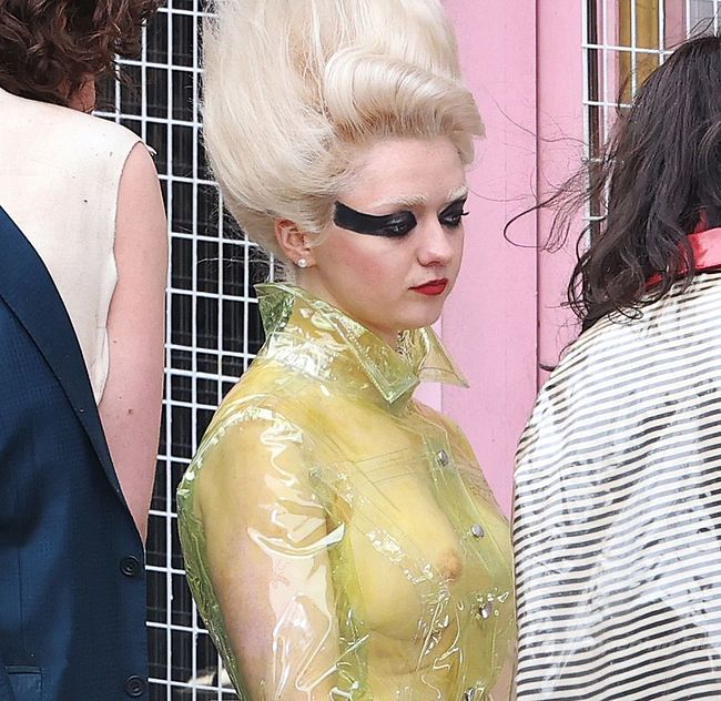 Maisie Williams naked pics