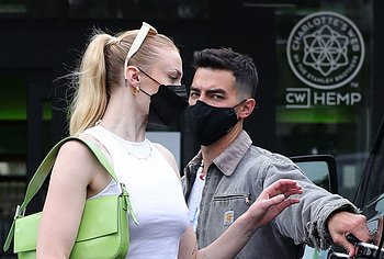 Sophie Turner nipples