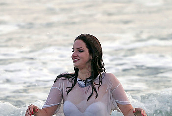 Lana Del Rey nipslips