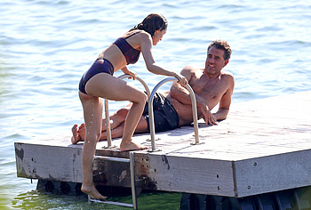 Rose Byrne paparazzi