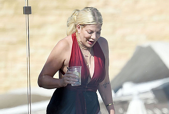 Tori Spelling nude pics