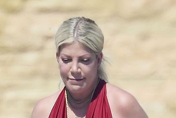 Tori Spelling oops