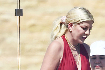 Tori Spelling topless