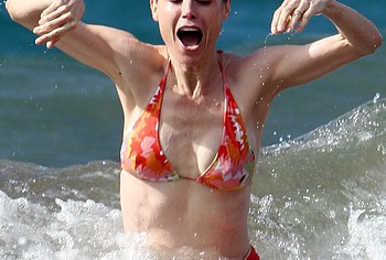 Julie Bowen bikini tits