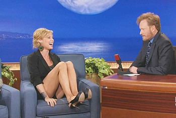 Julie Bowen upskirt